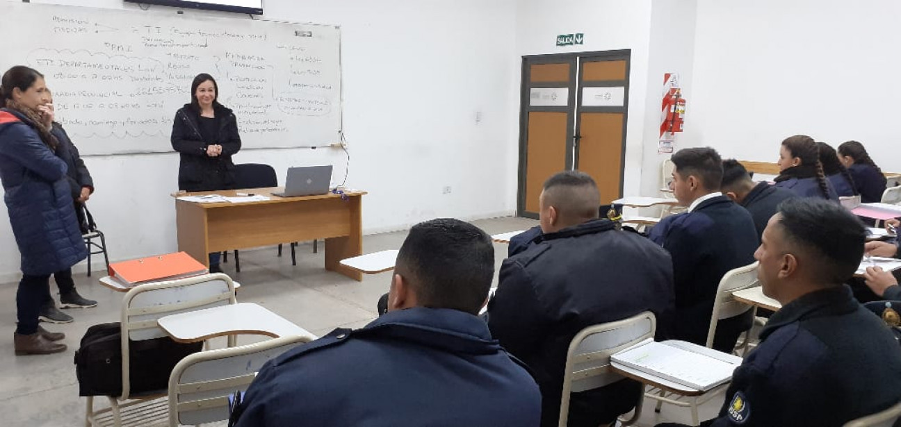 imagen El Equipo Técnico Interdisciplinario (ETI) de Junín dictó una charla a alumnos de la Delegación Zona Este del IUSP