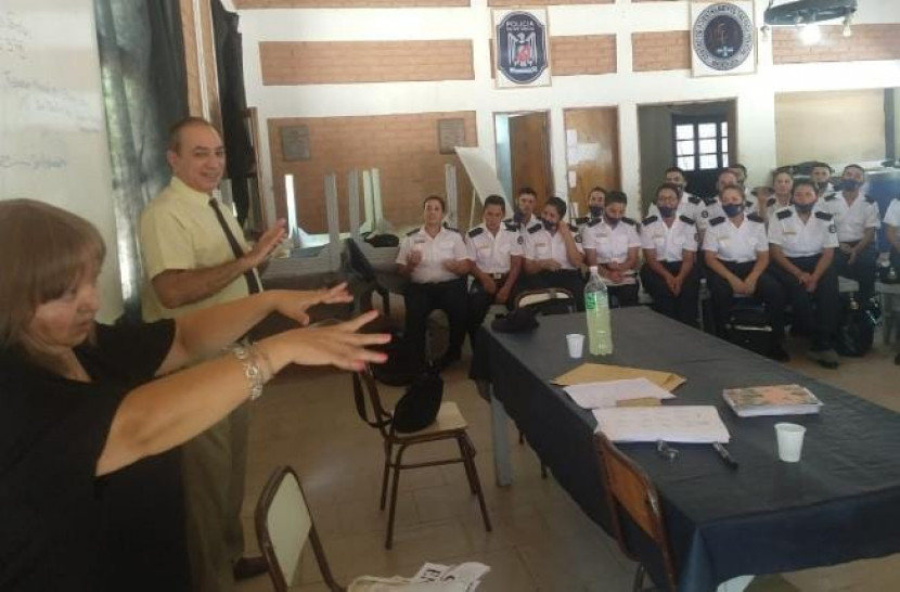 imagen Los cadetes del Curso de FPB asistieron a una conferencia introductoria en lengua de señas
