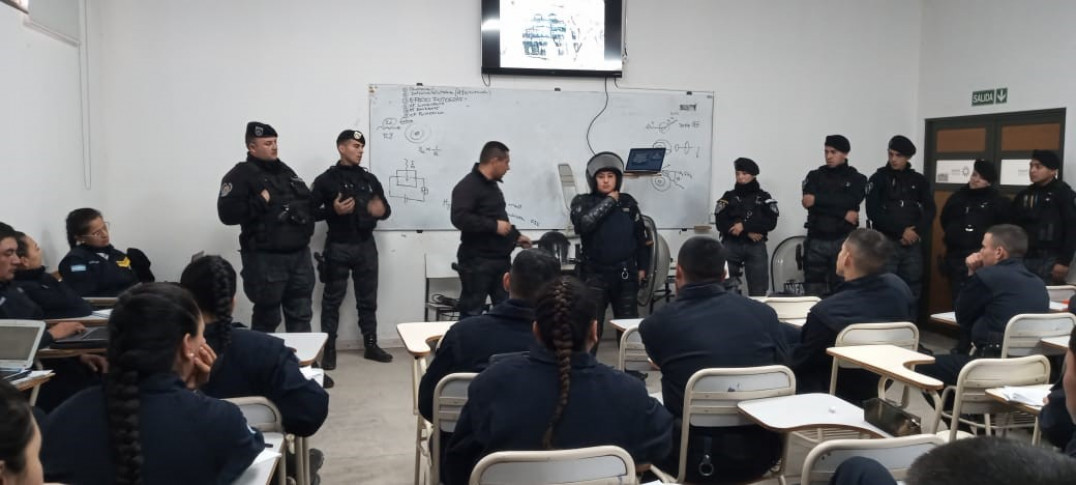imagen 1 Personal del Cuerpo de Infantería Libertador San Martín dictó una clase teórico-práctica a los alumnos de Tecnicatura de la Delegación Zona Este