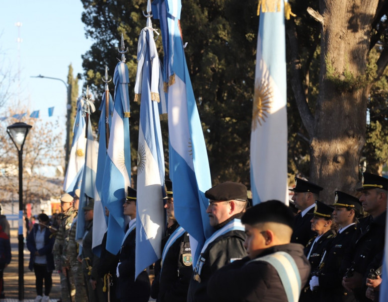 imagen 7 Alumnos de la Delegación Zona Sur realizaron el juramento a la bandera en el acto homenaje al Gral. Manuel Belgrano