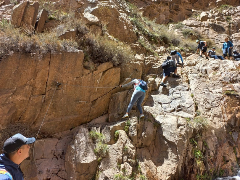 imagen 6 Alumnos de Licenciatura realizaron Senderismo, Trekking y Escalada en el Manzano Histórico y 