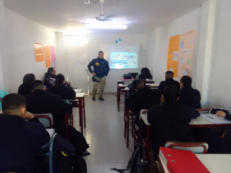 imagen Alumnos de la Delegación Zona Sur recibieron una charla en relación a las tareas de "Lucha contra el narcotráfico" y "Reprocann"