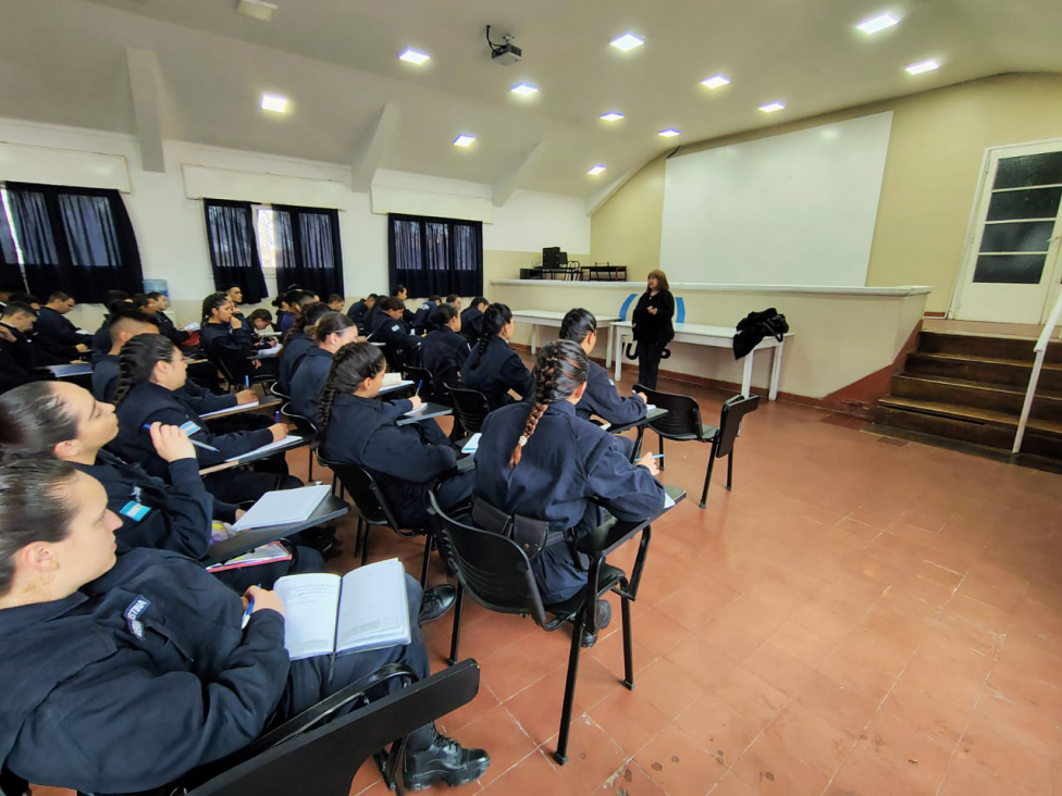 imagen Capacitación en lengua de señas argentina para los cadetes del IUSP