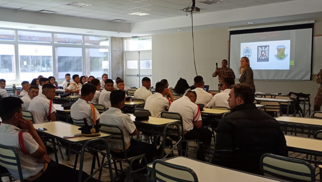 imagen Se realizó un Conversatorio en Ciencias Agrarias: La relación laboral entre el Bromatólogo y el Policía 