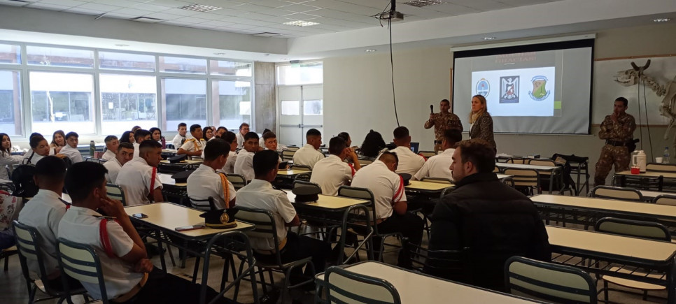 imagen Se realizó un Conversatorio en Ciencias Agrarias: La relación laboral entre el Bromatólogo y el Policía 