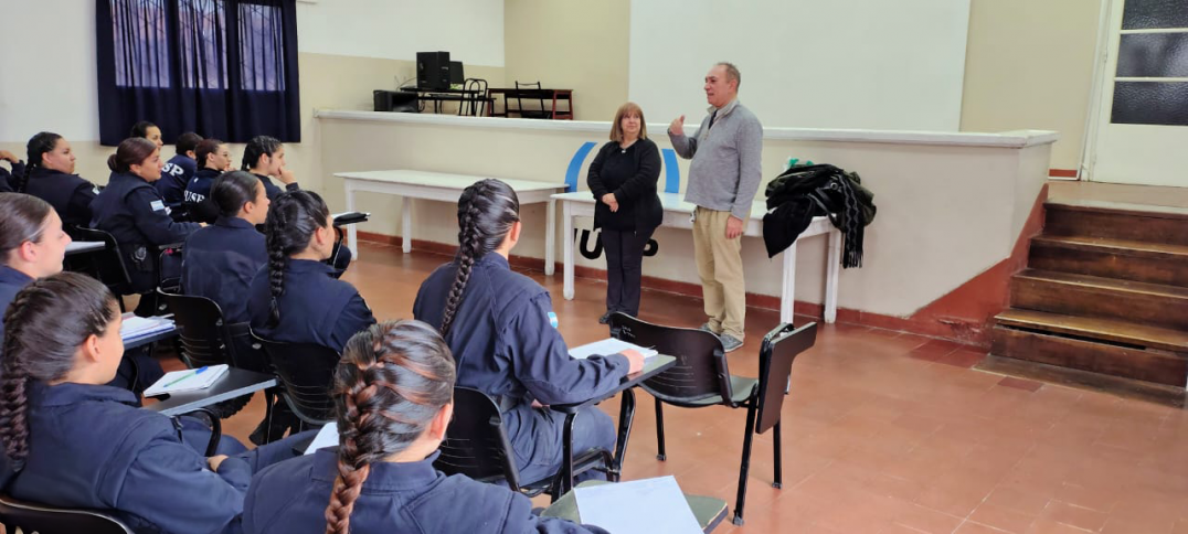 imagen 2 Capacitación en lengua de señas argentina para los cadetes del IUSP