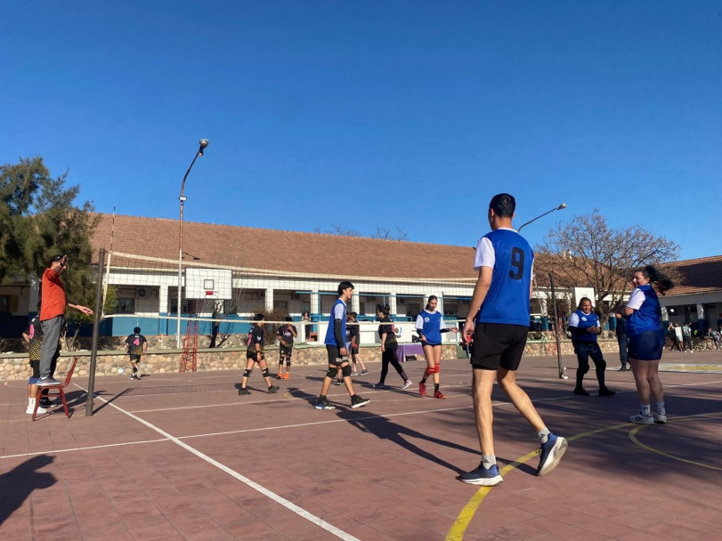 imagen 9 Se desarrolló el 2° Torneo de Voley Recreativo Mixto en la Sede Central del IUSP