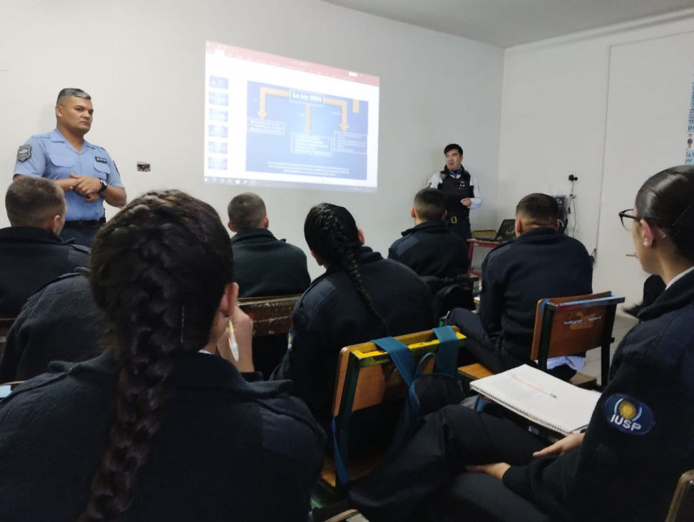 imagen El Curso de FPB N° 196 recibió una charla en el marco de la materia TIC aplicadas a la seguridad