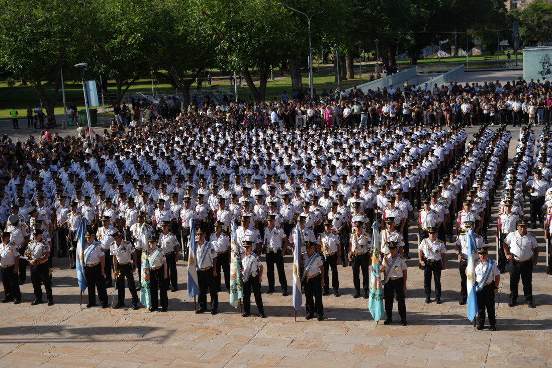 imagen Imponente acto por el 27° aniversario del IUSP y el egreso de Técnicos Universitarios y Auxiliares