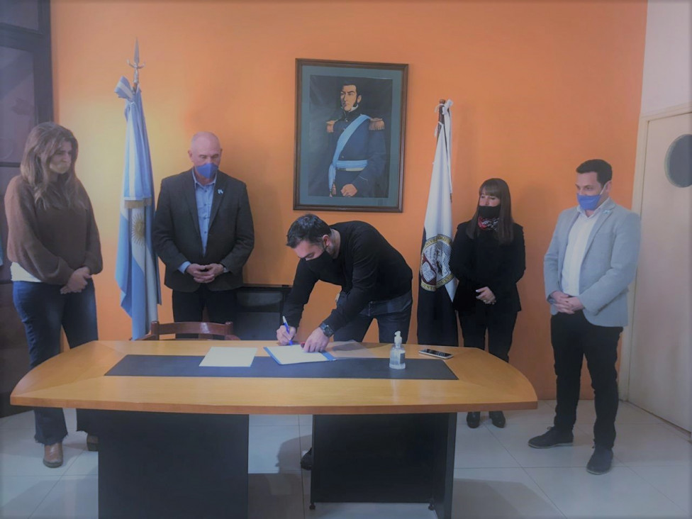 imagen Firma de convenio entre el IUSP y la UPCN