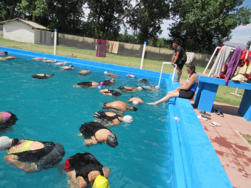 imagen El curso de FPB No. 177 Delegación Valle de Uco se capacitó en natación y rescate en aguas quietas y con movimiento