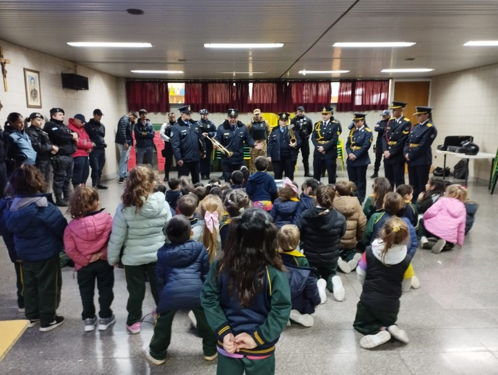 imagen Alumnos de Tecnicatura implementaron el proyecto "Mi amigo el policía" dentro de la cátedra Prácticas Profesionales II