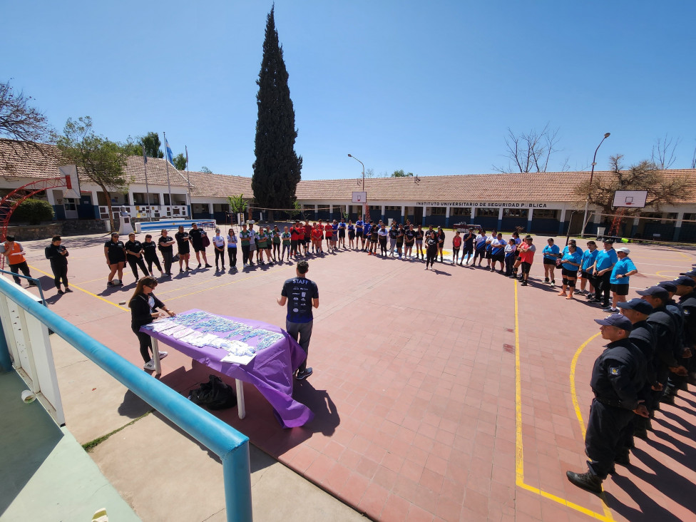 imagen Se desarrolló el 2° Torneo de Voley Recreativo Mixto en la Sede Central del IUSP