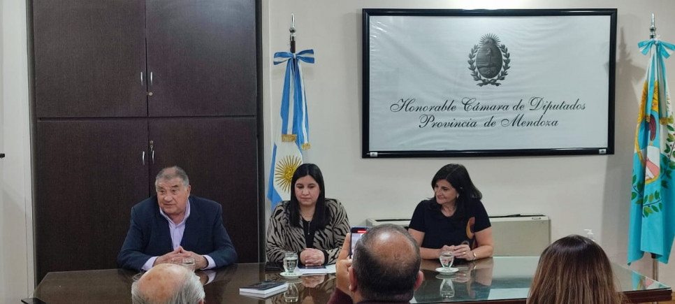 imagen El profesor Francisco "Pachi" Romero recibió importante reconocimiento en la Legislatura de Mendoza