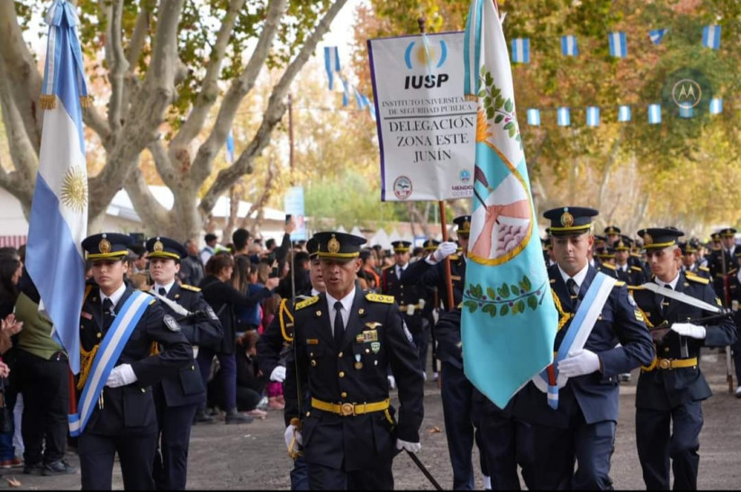 imagen El IUSP se hizo presente en Acto y desfile por el 213° Aniversario de la Revolución de Mayo en Junín