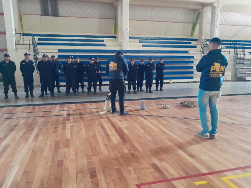 imagen 2 El Curso de FPB N° 207 de la Delegación General Alvear tuvo una importante experiencia con la División Canes de la Policía Contra el Narcotráfico