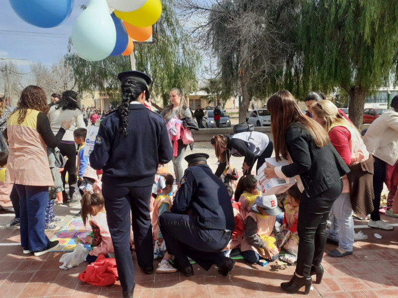 imagen 1 Alumnos del IUSP y personal Policial acompañaron a los niños festejando su día
