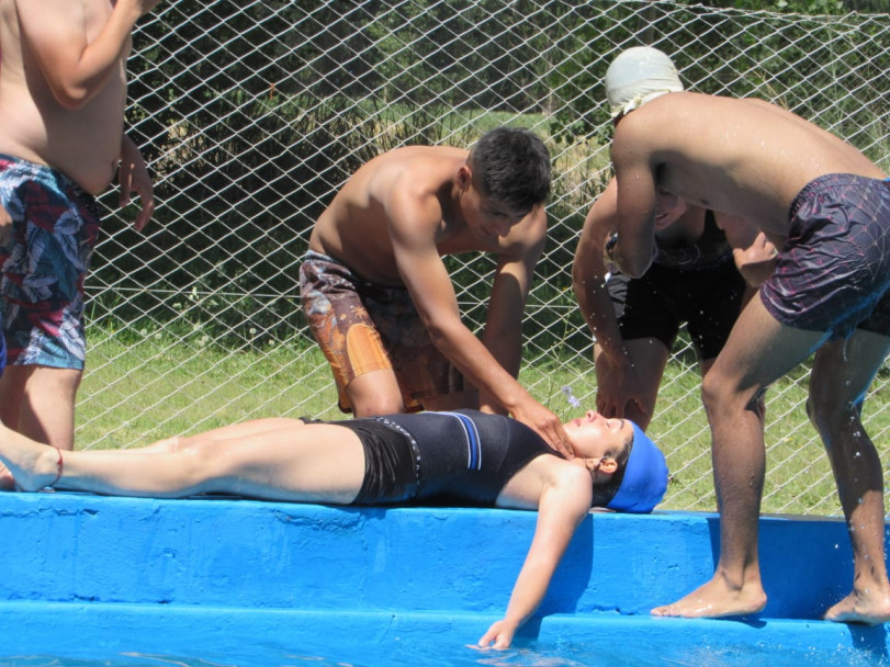 imagen El curso de FPB No. 177 Delegación Valle de Uco se capacitó en natación y rescate en aguas quietas y con movimiento
