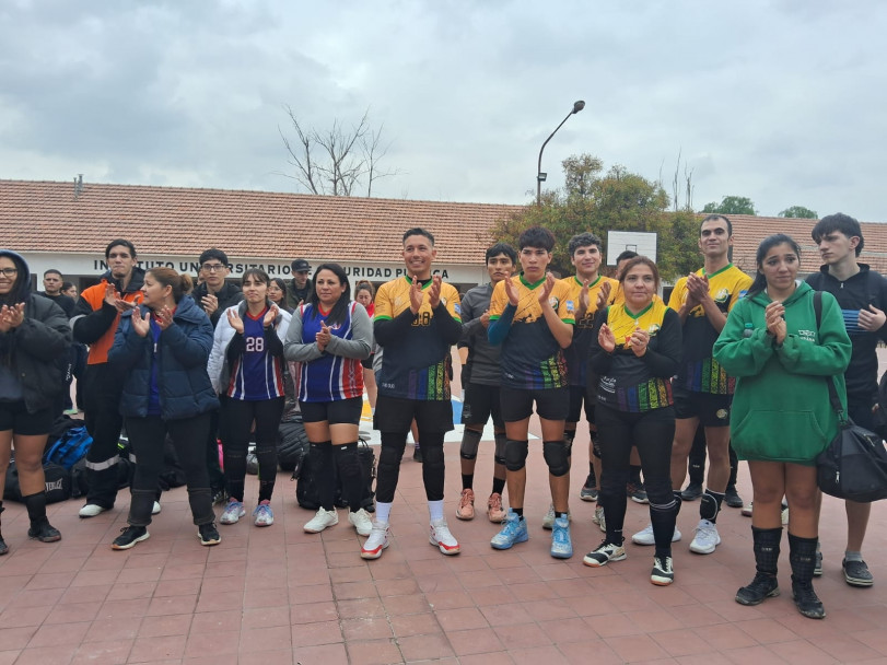 imagen 6 Deporte, salud e integración en el Torneo mixto de Vóley organizado por el IUSP
