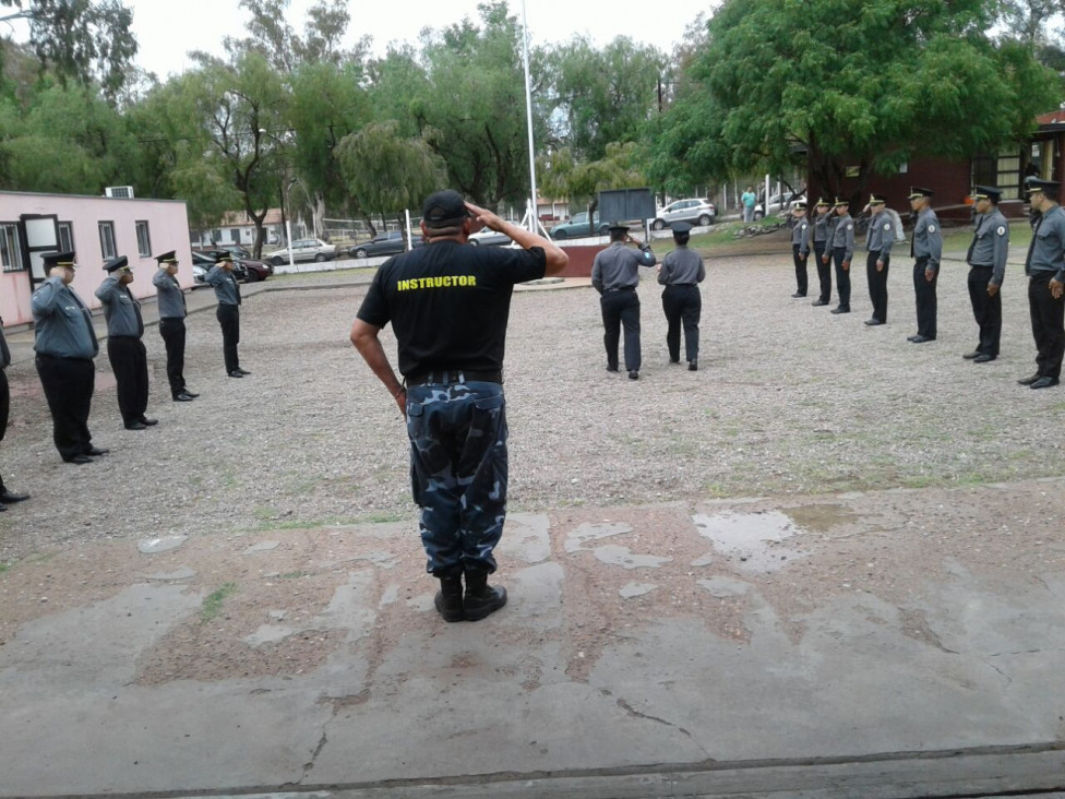 imagen Penitenciaria Sede Central en prácticas para izamiento de bandera nacional