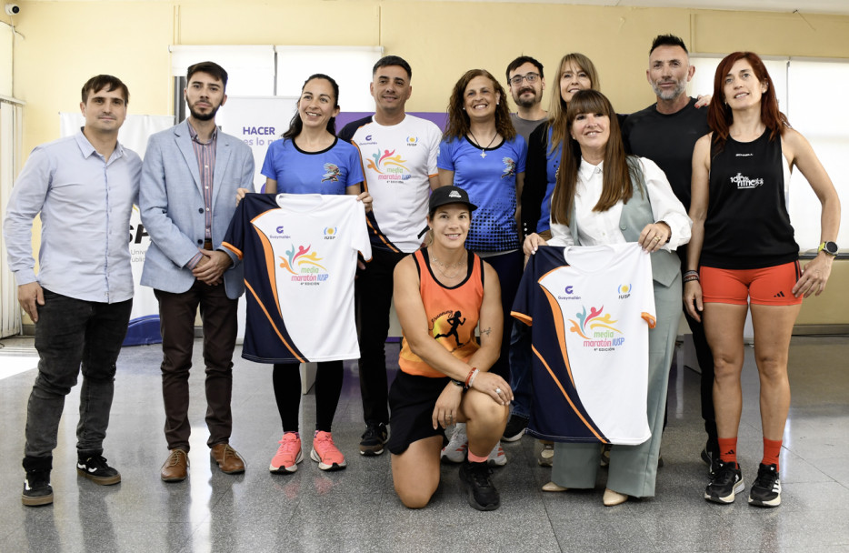 imagen 2 El IUSP presentó en Guaymallén las remeras de la Media Maratón
