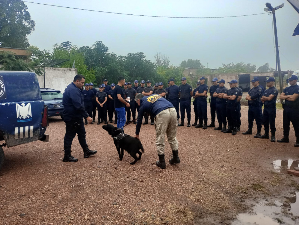 imagen Cadetes de la Delegación San Rafael asistieron a una charla y demostración de la División de Canes de Búsqueda de Sustancias Prohibidas