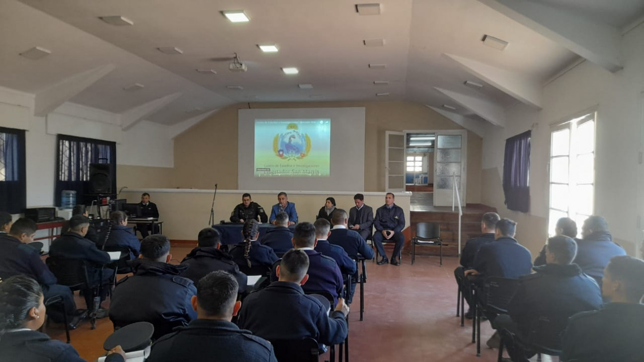 imagen Se dió inicio al Ciclo de Conferencias sobre el  "El Cruce de los Andes" 