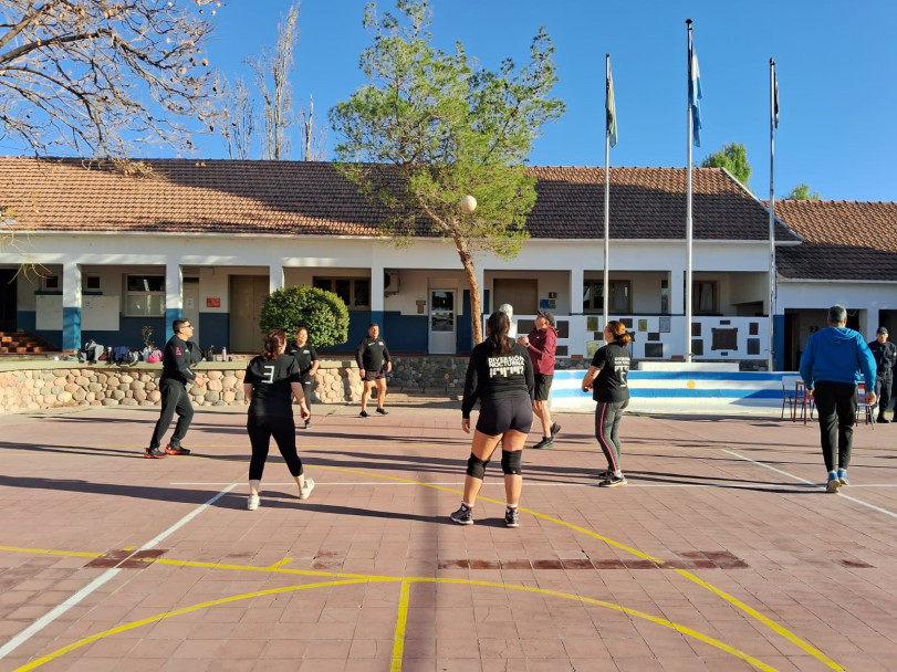 imagen 3 Se desarrolló el 2° Torneo de Voley Recreativo Mixto en la Sede Central del IUSP