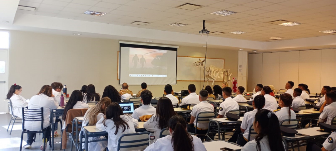 imagen 12 Se realizó un Conversatorio en Ciencias Agrarias: La relación laboral entre el Bromatólogo y el Policía