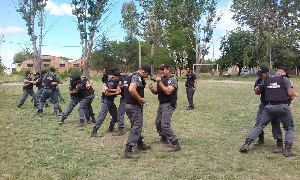 imagen Práctica de defensa personal dirigida a Tecnicatura en Seguridad Penitenciaria Zona Sur