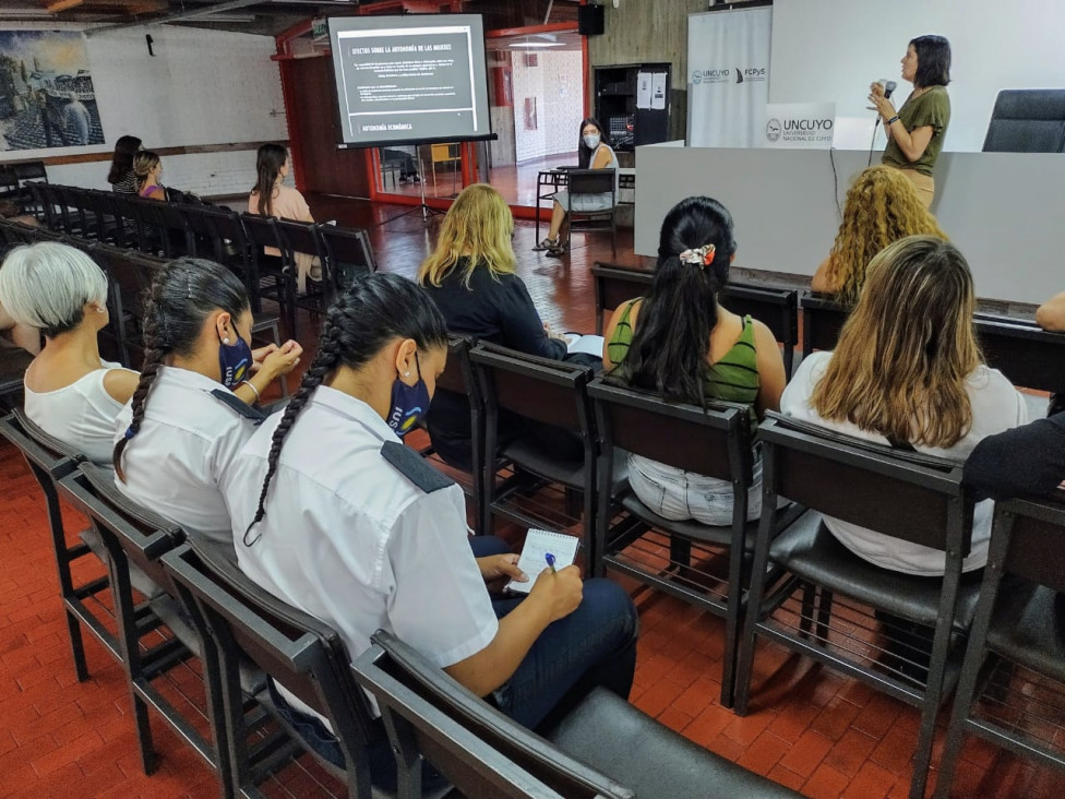 imagen El IUSP presente en charla "La violencia económica: Los costos para la mujer"