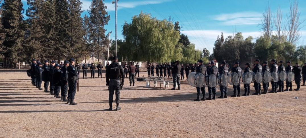 imagen 3 Personal del Cuerpo de Infantería Libertador San Martín dictó una clase teórico-práctica a los alumnos de Tecnicatura de la Delegación Zona Este