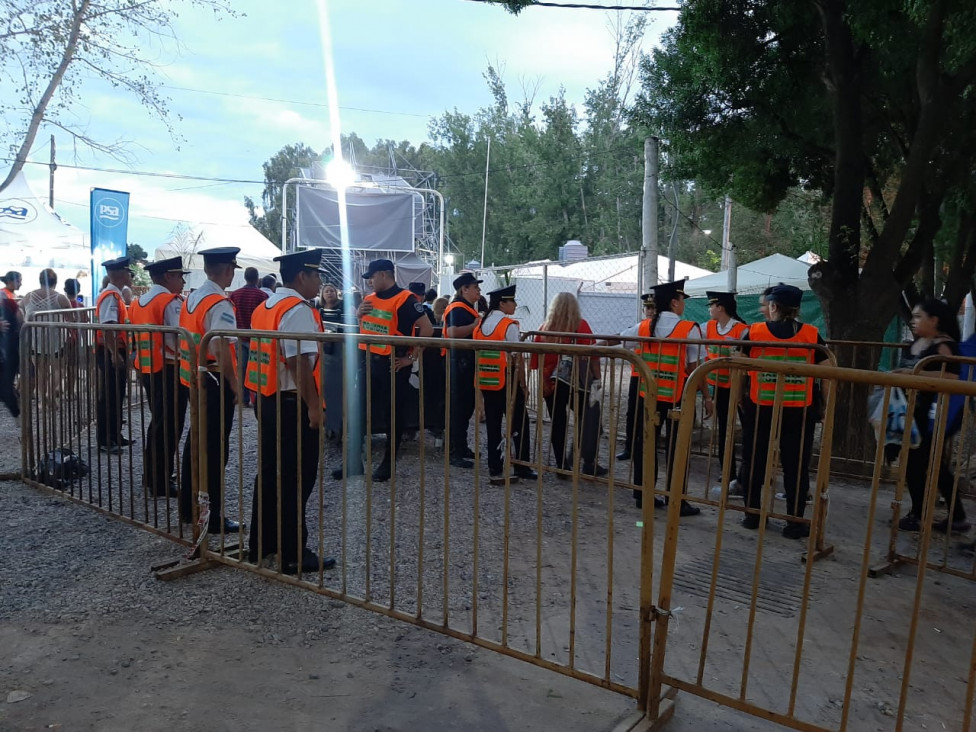 imagen Alumnos de la Delegación Zona Este colaboraron con la seguridad en los eventos de Vendimia y Rivadavia le canta al país