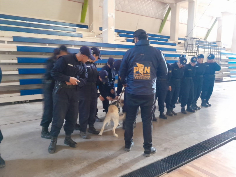 imagen 4 El Curso de FPB N° 207 de la Delegación General Alvear tuvo una importante experiencia con la División Canes de la Policía Contra el Narcotráfico