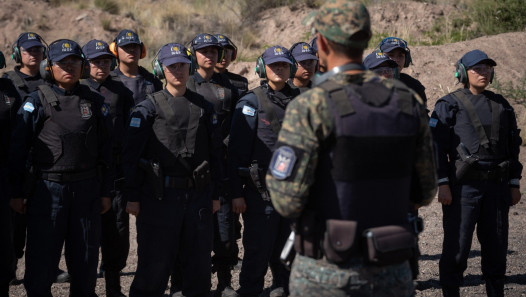 imagen Cadetes del IUSP realizan prácticas de tiro en terreno como parte de su formación para la Dirección de Investigaciones