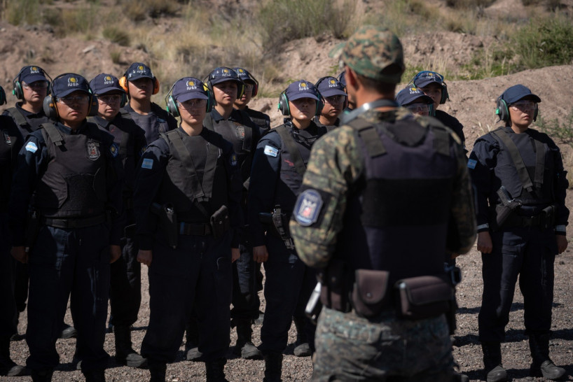 imagen Cadetes del IUSP realizan prácticas de tiro en terreno como parte de su formación para la Dirección de Investigaciones