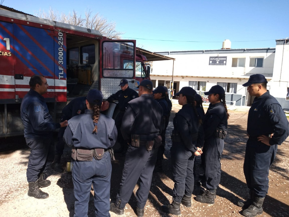 imagen Alumnos de Tecnicatura Zona Este llevaron a cabo una Práctica Profesional en la Delegación de Bomberos