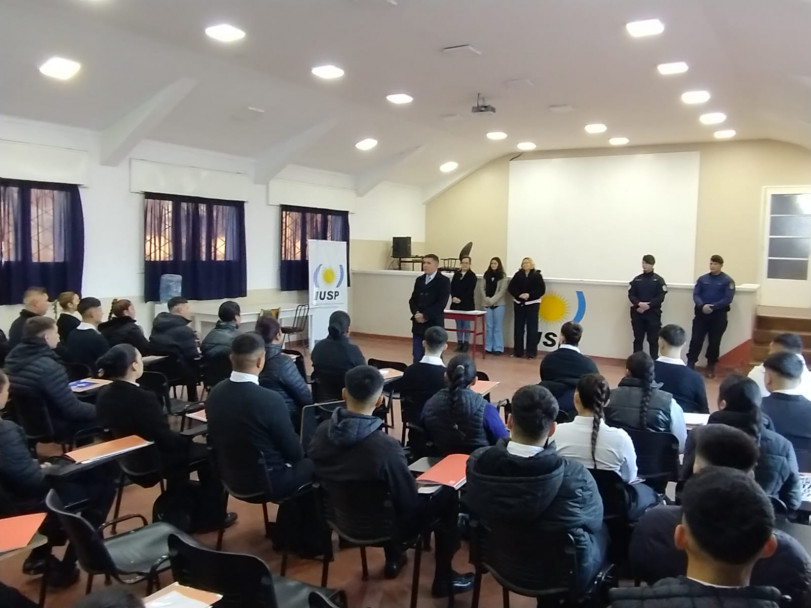imagen 2 Bienvenida a los nuevos cadetes del curso para auxiliares de la policía de Mendoza
