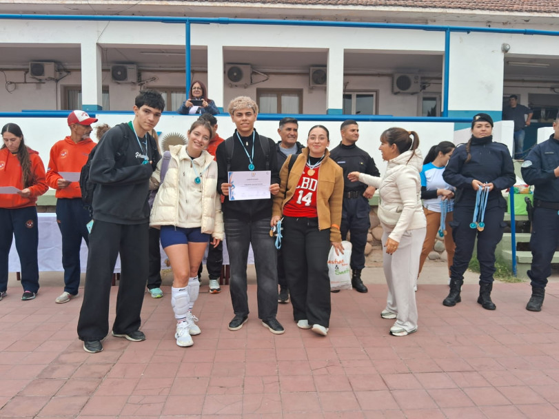imagen 8 Deporte, salud e integración en el Torneo mixto de Vóley organizado por el IUSP