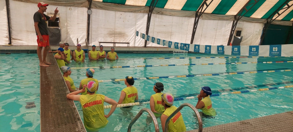 imagen Se realizó capacitación de natación para estudiantes de Tecnicatura de la Delegación Zona Este