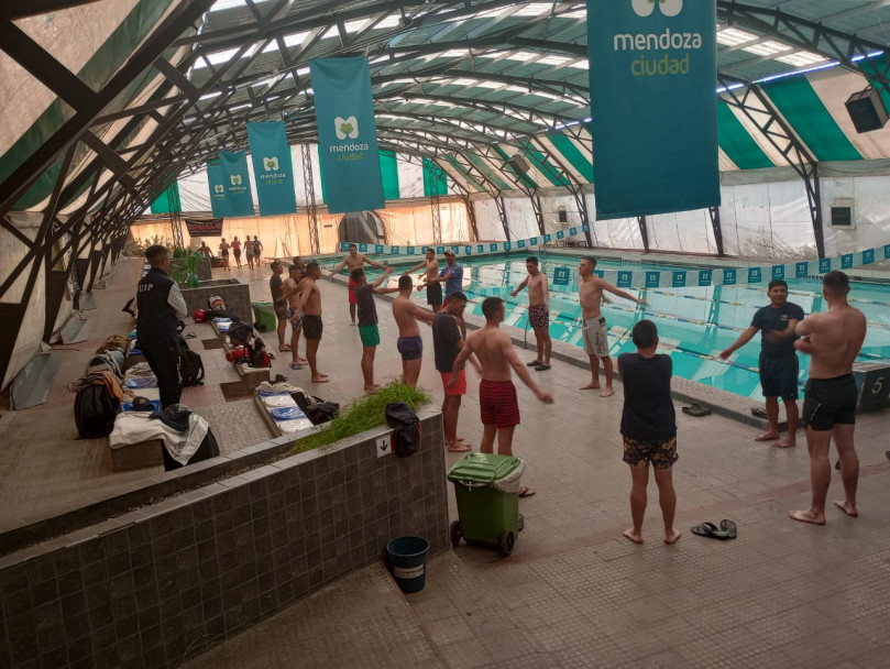 imagen Alumnos de 2do año de Tecnicatura de Sede Central iniciaron la capacitación de natación 