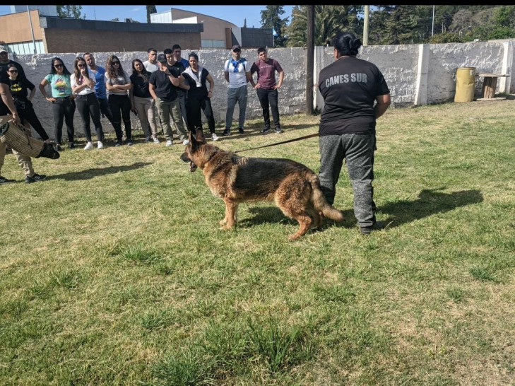 imagen Se llevó a cabo una capacitación dirigida al 3er año de Licenciatura a cargo del personal del Cuerpo de canes de la Policía de Mendoza