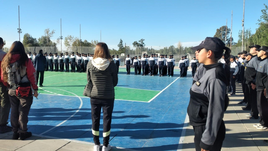 imagen 2 Encuentro de Camaradería de los 2dos años del IUSP de toda la Provincia en el predio deportivo de la UNCuyo