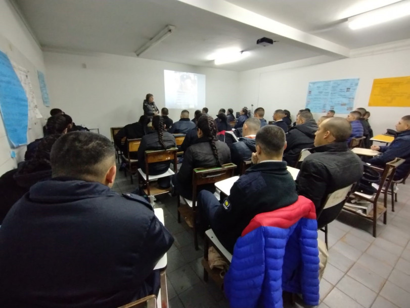 imagen 2 Alumnos de Tecnicatura de la Delegación Zona Sur recibieron una charla de un Veterano de guerra de la última tripulación del Crucero Gral. Belgrano