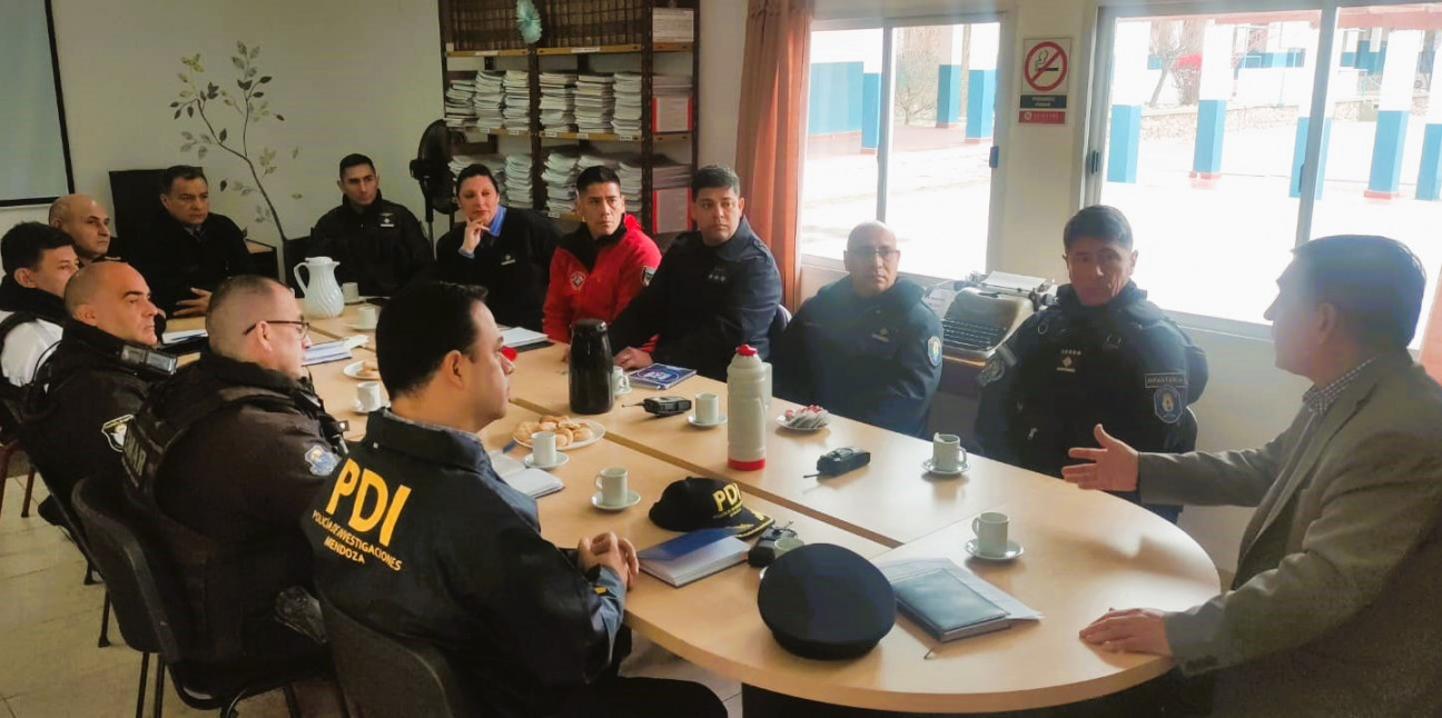 imagen Se realizó una reunión con las Unidades Policiales Especiales, para implementar la actualización del Diseño Curricular de la materia "Práctica Profesional III"