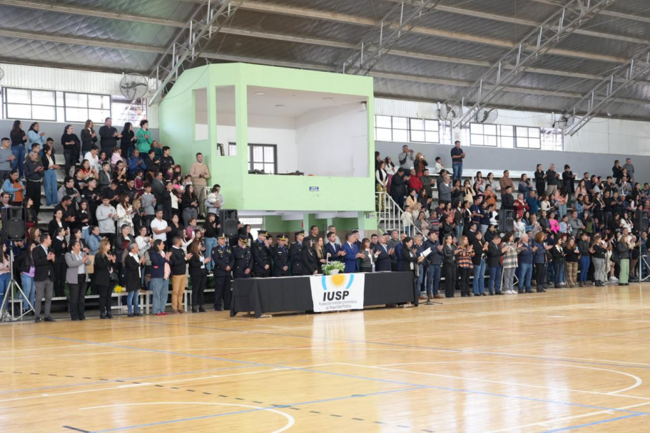 imagen 4 Mas de 80 egresados recibieron su diploma de Auxiliares para la Policía de Mendoza en Zona Este