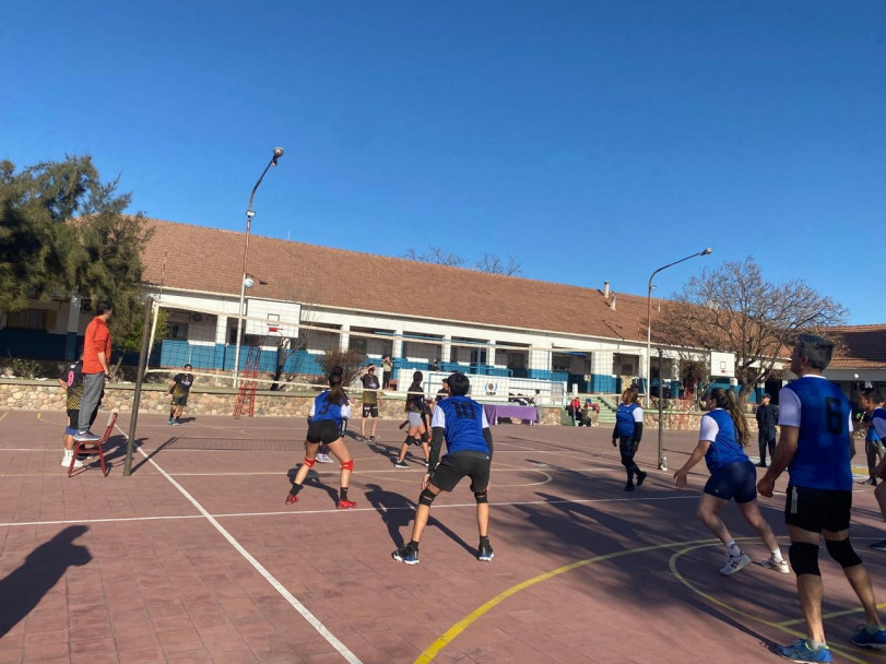 imagen 14 Se desarrolló el 2° Torneo de Voley Recreativo Mixto en la Sede Central del IUSP