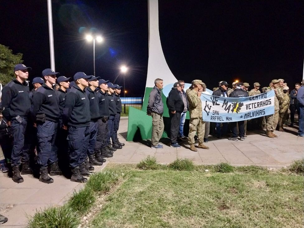 imagen La Delegación Zona Sur presente en Caminata-vigilia en el monumento a los caídos en Malvinas