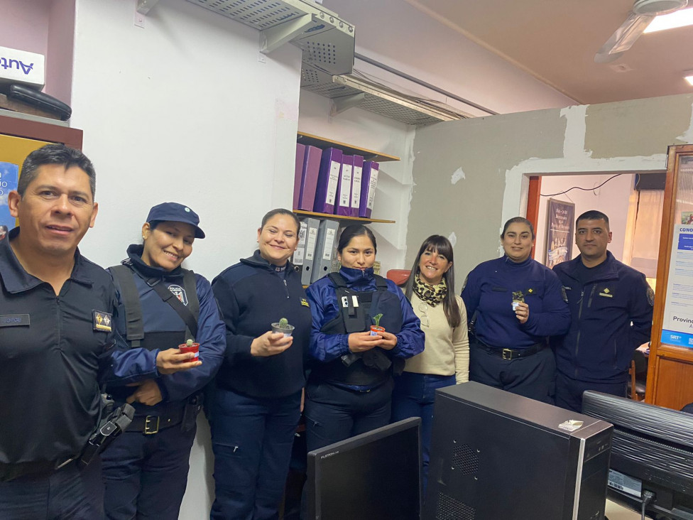 imagen La Directora de Capacitación del IUSP ofreció un presente a las uniformadas del IUSP en el Día de la Mujer Policía