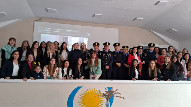 imagen Se llevó a cabo con gran éxito la charla "Conducción de mujeres en las fuerzas de seguridad"